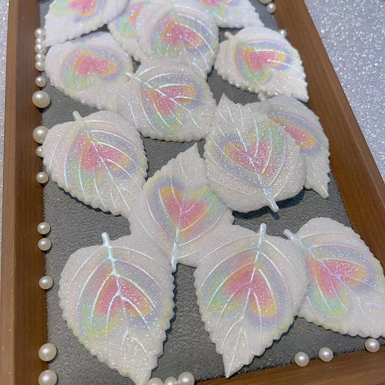Luminous glitter leaf