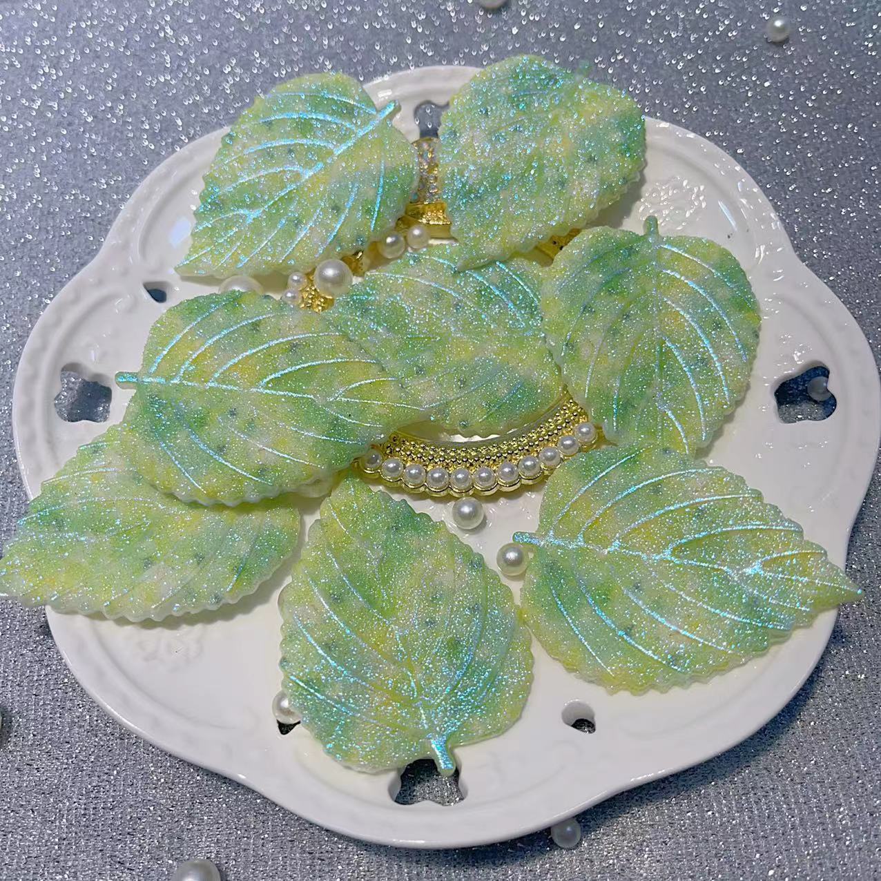 Luminous glitter leaf